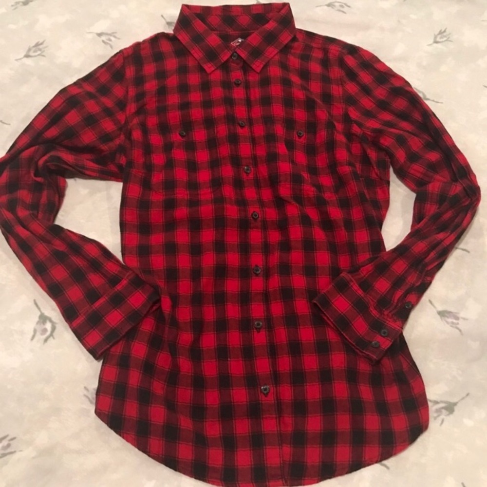 St. John’s Bay women’s plaid long-sleeved shirt, size M